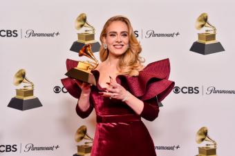 Adele tinand un Grammy